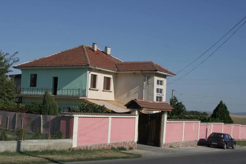 Guest House Edelvais Dve Mogili Exterior foto